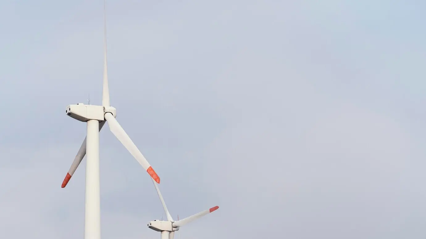 Niedrigwinkelaufnahme von Windturbinen, die Energie erzeugen.